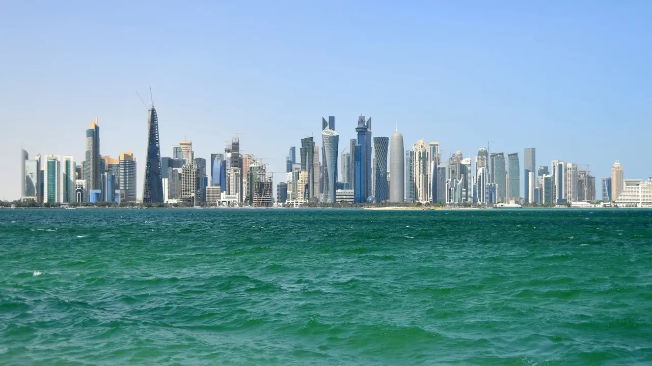 تحذير من حرارة مرتفعة وغبار عالق يغطي سواحل البحر خلال ساعات النهار